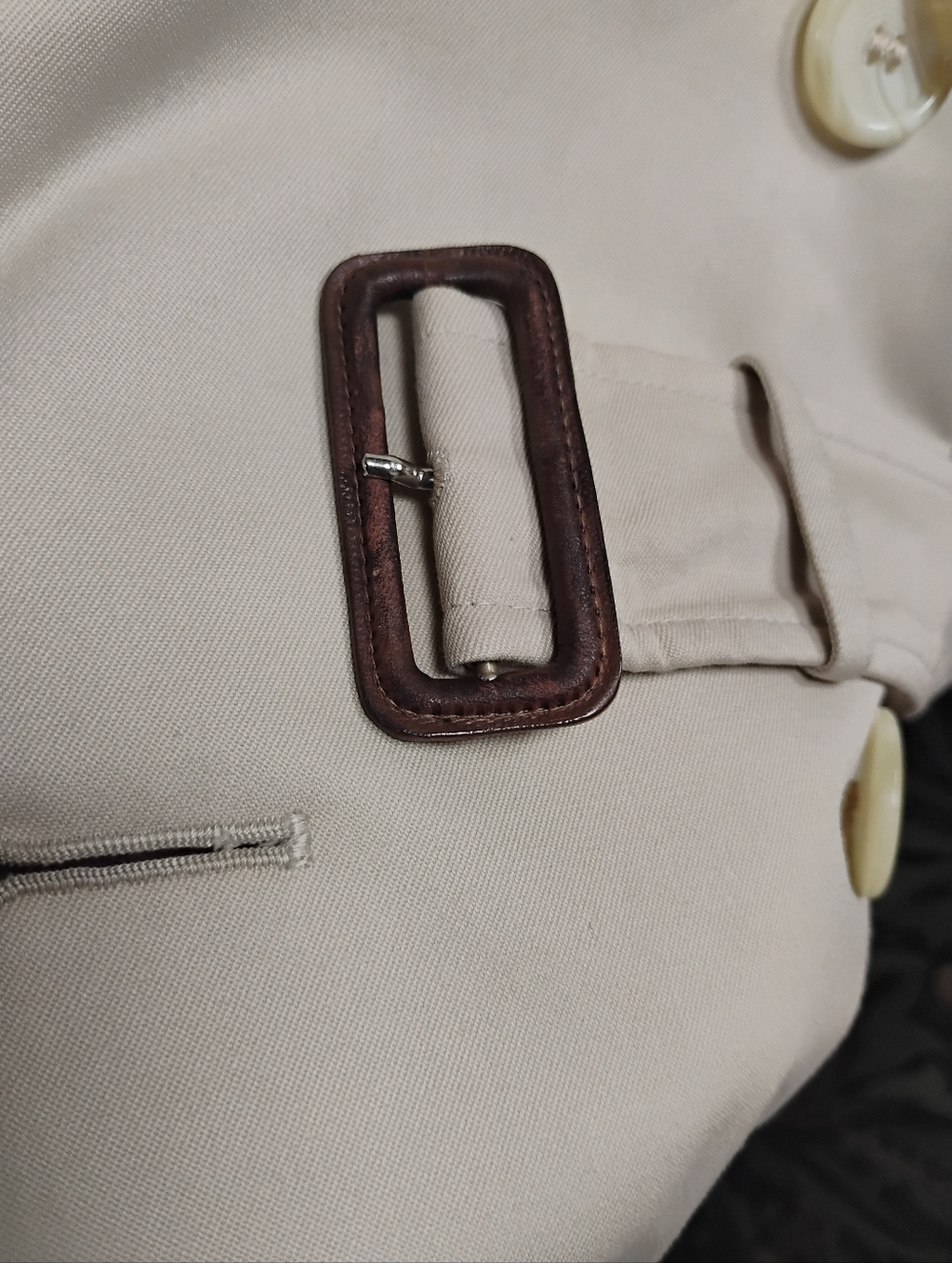 Vintage Burberry Classic Beige Trench Coat - Timeless Women's Outerwear - Picture 11 of 16